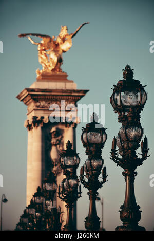 Vintage Laterne auf Brücke Alexandre III in Paris, Frankreich. Stockfoto