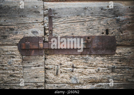 Rostige alte Schiebeverriegelung auf Holztür, Bale, Kroatien Stockfoto