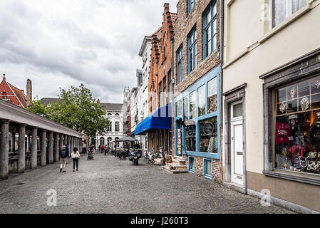 Brügge, Belgien - 29. Juli 2016: Stadtbild der Stadt Brügge. Das historische Stadtzentrum ist ein Weltkulturerbe der UNESCO. Es ist bekannt für seine pic Stockfoto