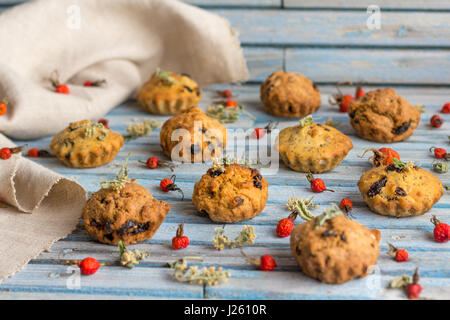 Frische hausgemachte leckere Karotten-Muffins mit Rosinen und getrocknete Früchte auf einem hölzernen Hintergrund Stockfoto