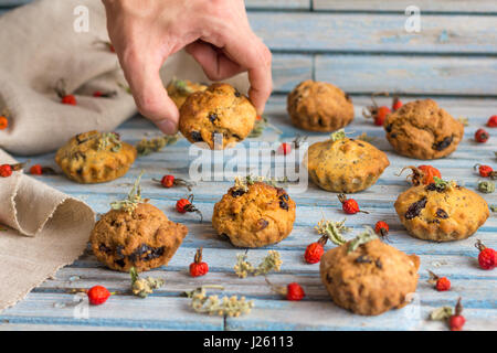 Frische hausgemachte leckere Karotten-Muffins mit Rosinen und getrocknete Früchte auf einem hölzernen Hintergrund Stockfoto
