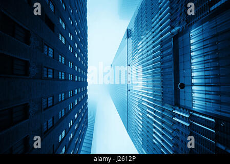 NEW YORK CITY - NOV 12: Downtown Wolkenkratzer an einem nebligen Tag am 12. November 2014 in Manhattan, New York City. Mit 8.4M Einwohnern ist es die Stockfoto