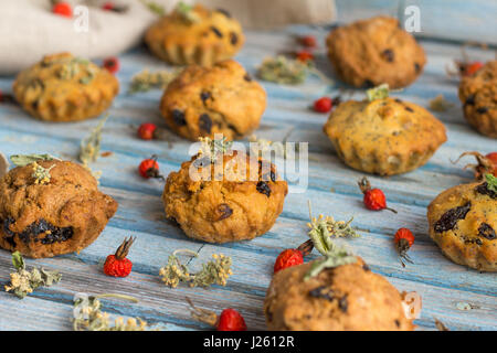 Frische hausgemachte leckere Karotten-Muffins mit Rosinen und getrocknete Früchte auf einem hölzernen Hintergrund Stockfoto
