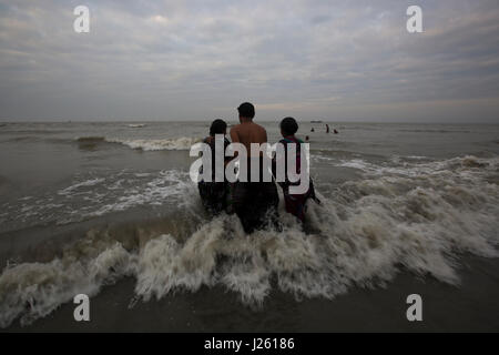 Menschen aus der Hindu-Gemeinschaft Baden am Golf von Bengalen während der Rash Mela am Dublarchar in der Eastern Division der Sundarbans-Wald. Bagerhat, Stockfoto