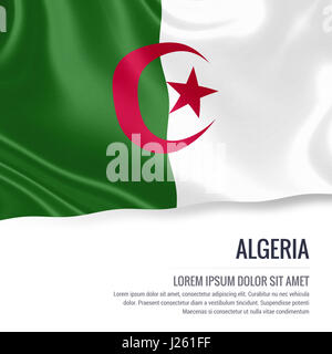 Algerien Flagge. Seidige Flagge von Algerien winken auf einem isolierten weißen Hintergrund mit dem weißen Textbereich für Ihre Anzeige Nachricht. 3D-Rendering. Stockfoto