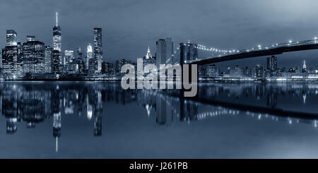 Manhattan Downtown Stadtblick mit Brooklynbridge bei Nacht mit Reflexionen im BW Stockfoto