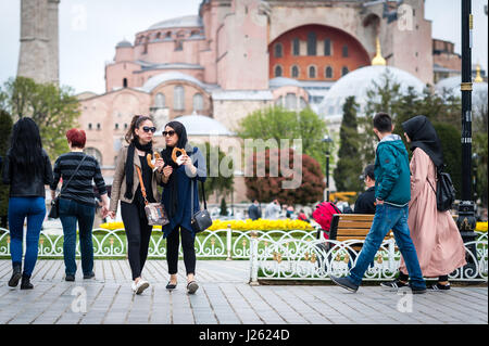 Istanbul, Türkei - 12. April 2017: Damen sind türkische Bagels in Sultanahmet-Platz nahe dem Hagia Sophia Museum in Istanbul Tulip Festi Essen Stockfoto