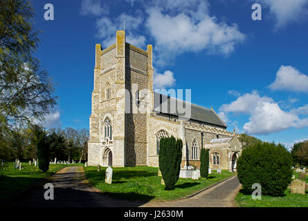 Boote auf Salzwiesen, Tollesbury, Essex, England UK Stockfoto