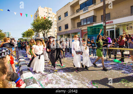 LIMASSOL, Zypern - 26 Februar: Grand Carnival Parade - ein nicht identifizierten Personen aller Altersgruppen, Geschlecht und Nationalität in den bunten Kostümen während der Straßenkarneval, 26. Februar 2017 in Limassol Stockfoto