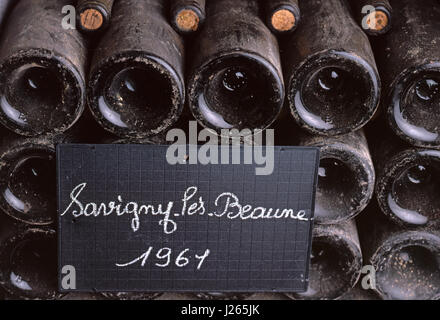 Savigny-lès-Beaune-Tafel, die Flaschen von 1961 Savigny-lès-Beaune in den Kellern von Louis Jadot, Beaune, Côte d'Or, Frankreich, bezeichnet. Stockfoto