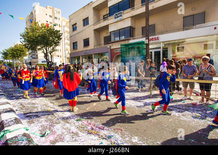 LIMASSOL, Zypern - 26 Februar: Grand Carnival Parade - ein nicht identifizierten Personen aller Altersgruppen, Geschlecht und Nationalität in den bunten Kostümen während der Straßenkarneval, 26. Februar 2017 in Limassol Stockfoto