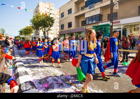 LIMASSOL, Zypern - 26 Februar: Grand Carnival Parade - ein nicht identifizierten Personen aller Altersgruppen, Geschlecht und Nationalität in den bunten Kostümen während der Straßenkarneval, 26. Februar 2017 in Limassol Stockfoto