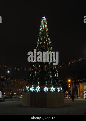 Weihnachtsbaum in der Stadt bei Nacht Stockfoto