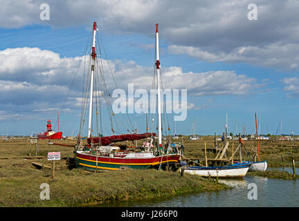 Boote auf Salzwiesen, Tollesbury, Essex, England UK Stockfoto