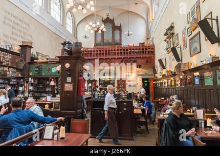 Unterstützt Bier Café Olivier liegt in Utrecht und war eine Kirche vor in eine Bar umgewandelt Stockfoto