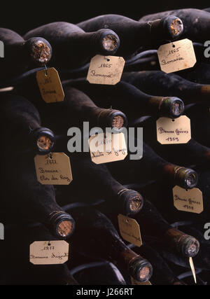 Jahrgangsweinsammlung von Burgundy aus dem 19. Jahrhundert - Romanée, Beaune, Nuits-St-Georges in Weinkellern von Louis Jadot, Beaune, Côte d'Or, Frankreich. Stockfoto