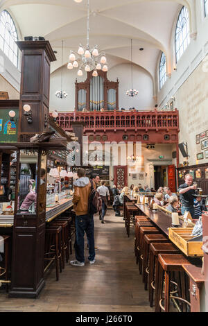 Unterstützt Bier Café Olivier liegt in Utrecht und war eine Kirche vor in eine Bar umgewandelt Stockfoto