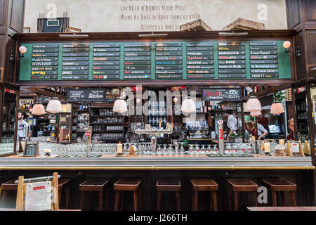 Belgisch Bier Café Olivier ist in Utrecht und war eine Kirche, bevor sie in eine Bar verwandelt zu werden, Niederlande Stockfoto