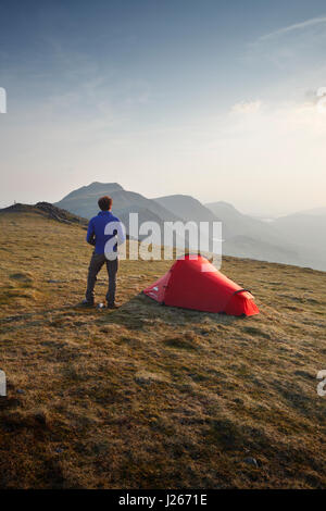 Wild campen auf Mynydd Moel, Teil des Massivs Cadair Idris. Snowdonia-Nationalpark. Wales. VEREINIGTES KÖNIGREICH. Stockfoto