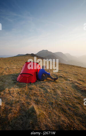 Wild campen auf Mynydd Moel, Teil des Massivs Cadair Idris. Snowdonia-Nationalpark. Wales. VEREINIGTES KÖNIGREICH. Stockfoto