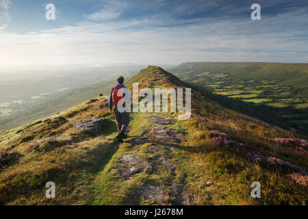 Hillwalker auf Schwarze Hügel in den Black Mountains. Brecon-Beacons-Nationalpark, Wales, UK. Stockfoto