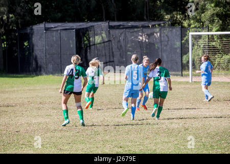 Ladies Womens Amateurfußballspiel in Australien, Teil der Manly Warringah Fußballliga, die in Sydney gespielt wird Stockfoto