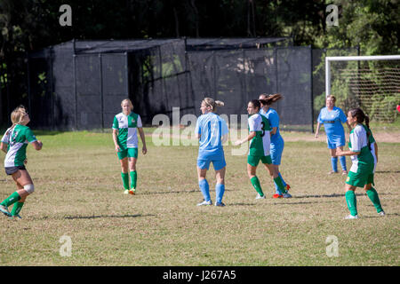 Ladies Womens Amateurfußballspiel in Australien, Teil der Manly Warringah Fußballliga, die in Sydney gespielt wird Stockfoto