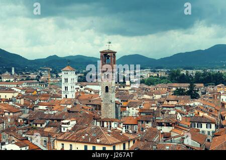 Skyline von Lucca mit Turm und Dom in Italien Stockfoto