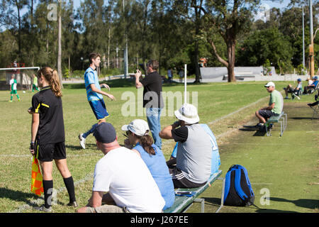 Mädchen weibliche Lineswoman Linienrichter bei einem männlichen Fußball Fußballspiel in Sydney/Australien zwischen den Teams in der Liga Manly Warringah Stockfoto