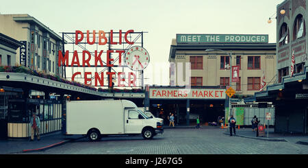 SEATTLE, WA - AUG 14: Public Market Center in der Innenstadt am 14. August 2015 in Seattle. Seattle ist die größte Stadt im Zustand von Washington und Stockfoto