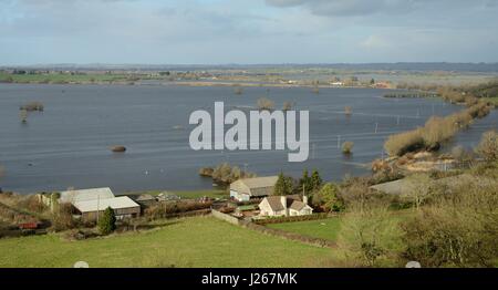 Übersicht über ausgiebig überfluteten Weideland und Straßen auf West Sedgemoor und Aller Moor, nach Wochen der Starkregen, Somerset Levels, UK, Februar 2014. Stockfoto