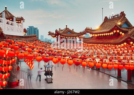 Thean Hou Tempel und Kuala Lumpur Skyline in der Abenddämmerung, Malaysia Stockfoto