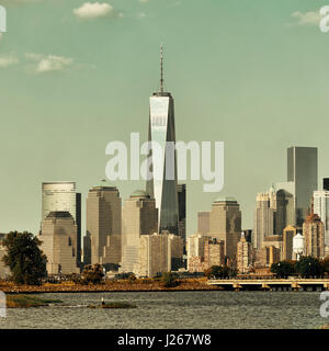 NEW YORK CITY - SEP 20: One World Trade Center in Manhattan Downtown am 20. September 2013 in New York City. Es ist das 4. höchste Gebäude der Welt Stockfoto