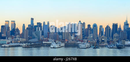 New York City Midtown Manhattan Sonnenuntergang Skyline Panoramablick über Hudson River Stockfoto