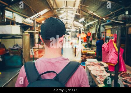 Junge Reisende mit Rucksack im Lebensmittelmarkt in Chinatown - Kuala Lumpur, Malaysia Stockfoto