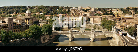 Rom-Luftaufnahme mit antiker Architektur, Brücke und Fluss Tiber Panorama in Italien. Stockfoto
