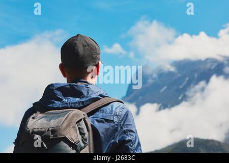 Mann mit Rucksack in Bergen. Junge Reisende Aufstieg zum Mount Kinabalu in Malaysia. Stockfoto