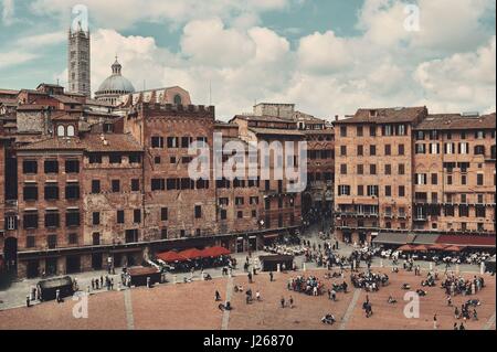 Alte Gebäude in Piazza del Campo in Siena, Italien. Stockfoto