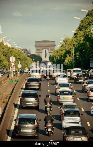 PARIS, Frankreich - Mai 13: Dichten Verkehr auf der Autobahn am 13. Mai 2015 in Paris. Mit der Bevölkerung von 2M ist Paris die Hauptstadt und Most-bevölkerungsreichste Stadt Fr Stockfoto