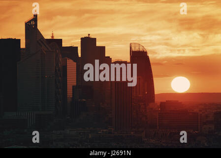 Paris Sonnenuntergang auf der Dachterrasse Blick auf den Sonnenuntergang über der Skyline der Stadt mit la Défense Geschäftsviertel Frankreichs. Stockfoto