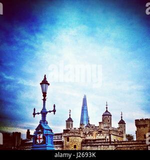 Der Tower of London mit dem Shard, London, England, UK Stockfoto