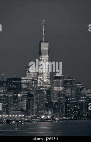 NEW YORK CITY - 4 JUL: Downtown Manhattan Wolkenkratzer in der Nacht vom 4. Juli 2015 in Manhattan, New York City. Mit 8.4M Einwohnern ist es die meisten po Stockfoto