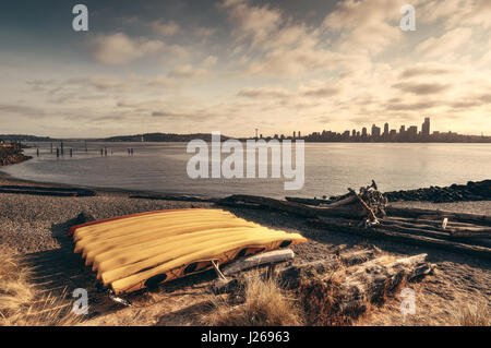 Kanu und Seattle Skyline im Waterfront. Stockfoto