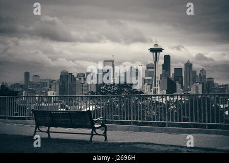 Seattle Stadtansicht von Kerry Park mit Stadtarchitektur und Bank. Stockfoto