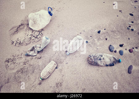 Retro stilisierte Bild des leeren Plastikflaschen von Touristen am Strand, Umweltverschmutzung Konzept Bild hinterlassen. Stockfoto