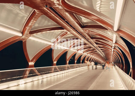 CALGARY, Kanada - 27 AUGUST: Peace Bridge in der Nacht vom 27. August 2015 in Calgary, Kanada. Entworfen von Santiago Calatrava, die Fußgängerbrücke Verbindung Stockfoto