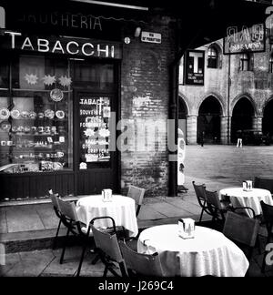 Italienische Tabacchi in Piazza Maggiore, Bologna, Italien Stockfoto