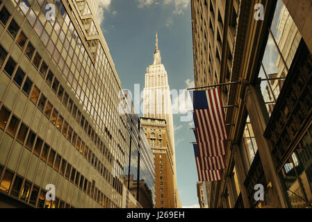New York City - SEP 11: Empire State Building gesehen von der Straße am 11. September 2015 in New York City. Mit 8.5M, New York City ist die ist die p Stockfoto