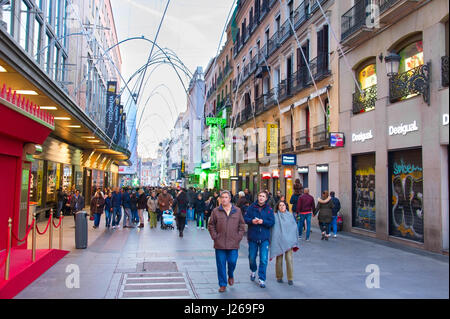 MADRID, Spanien - 26. Dezember 2106: Menschen zu Fuß auf der alten Straße von Madrid. Etwa 6 Millionen Touristen jährlich Madrid besuchen. Stockfoto