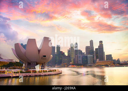 Skyline von Singapur Innenstadt mit schönen Sonnenuntergang Wolken drüber Stockfoto